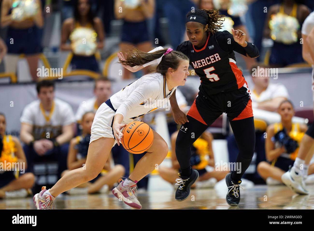 Chattanooga guard Addie Porter (21) drives the ball against Mercer guard Deja Williams (5