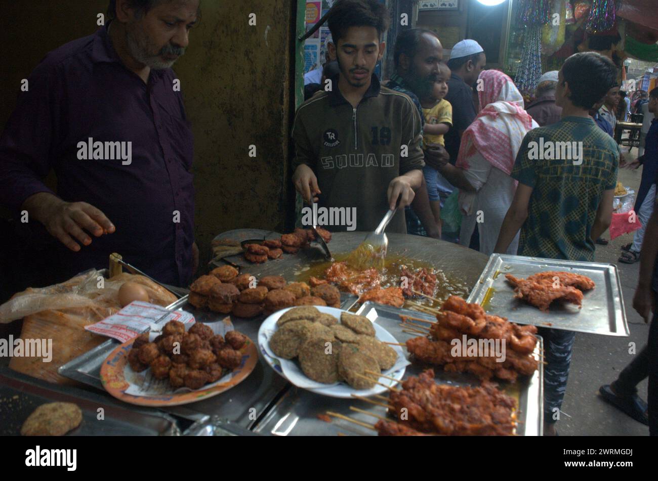Dhaka, Bangladesh. 13th Mar, 2025. Vendors prepare food during Ramadan