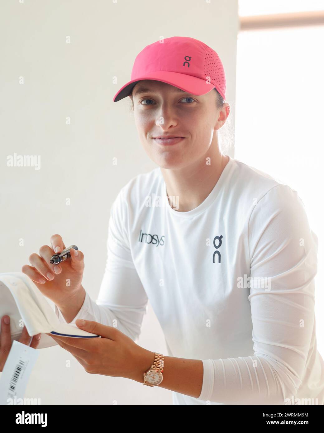 Iga Swiatek writing autographs at a press meeting  at the 2024 Dubai Duty Free Tennis Championships, Dubai, U.A.E. Stock Photo