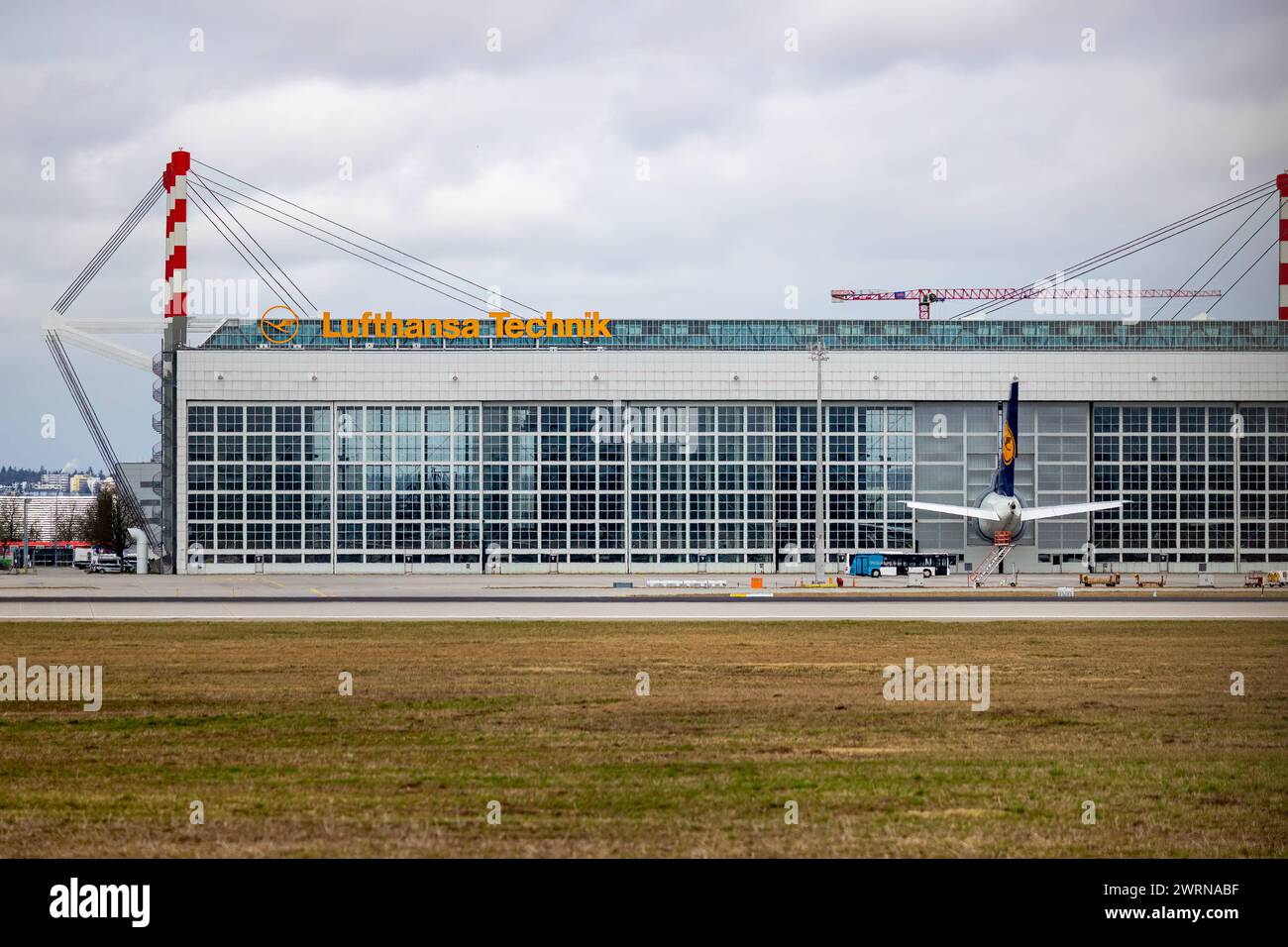 Streik der Flugbegleiter Gewerkschaft UFO am Flughafen München Während des Streiks des Kabinenpersonals warten die Kollegen der Lufthansa Technik einen Airbus A380. Die Mitarbeiter der Lufthansa Technik streikten bereits mehrmals gemeinsam mit dem Lufthansa Bodenpersonal für eine Erneuerung des Tarifvertrags mit bessere Bedingungen für die verdi Gewerkschaftsmitglieder. Flughafen München Bayern Deutschland *** Strike by the flight attendants union UFO at Munich Airport During the cabin crew strike, Lufthansa Technik colleagues maintain an Airbus A380 Lufthansa Technik employees have already st Stock Photo