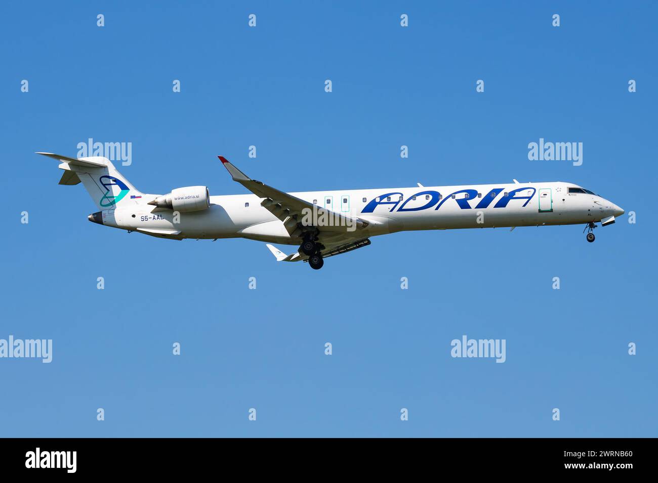 Crj 900 aircraft hi-res stock photography and images - Alamy