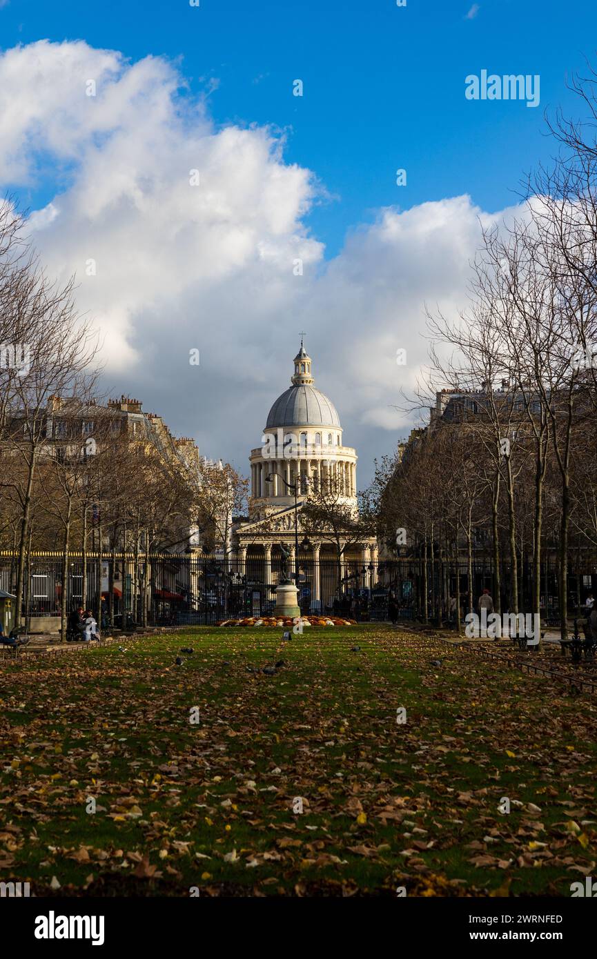 Panthéon et sa coupole depuis les jardins du Palais du Luxembourg sous un soleil hivernal Stock Photo