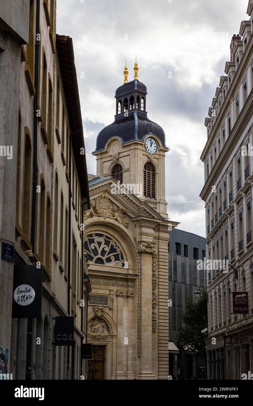 Façade du Grand-Hôtel Dieu depuis la Place de l’Hopital à Lyon Stock Photo