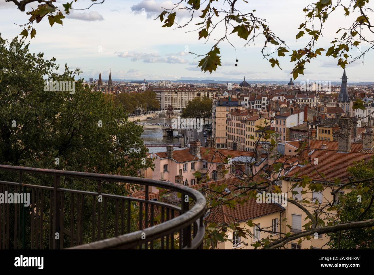 Skyline de Lyon avec sa forêt de toits et de cheminées depuis la Place Rouville, dans le quartier de la Croix-Rousse Stock Photo