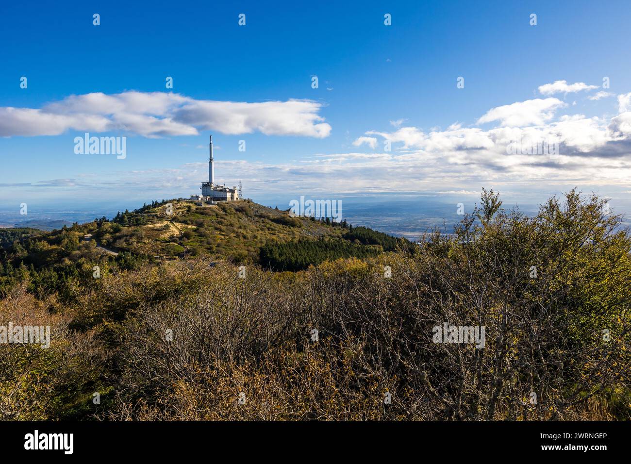 Émetteur de télévision du mont Pilat, au sommet de la Crêt de l’Œillon, dans le parc naturel régional du Pilat à l’automne Stock Photo