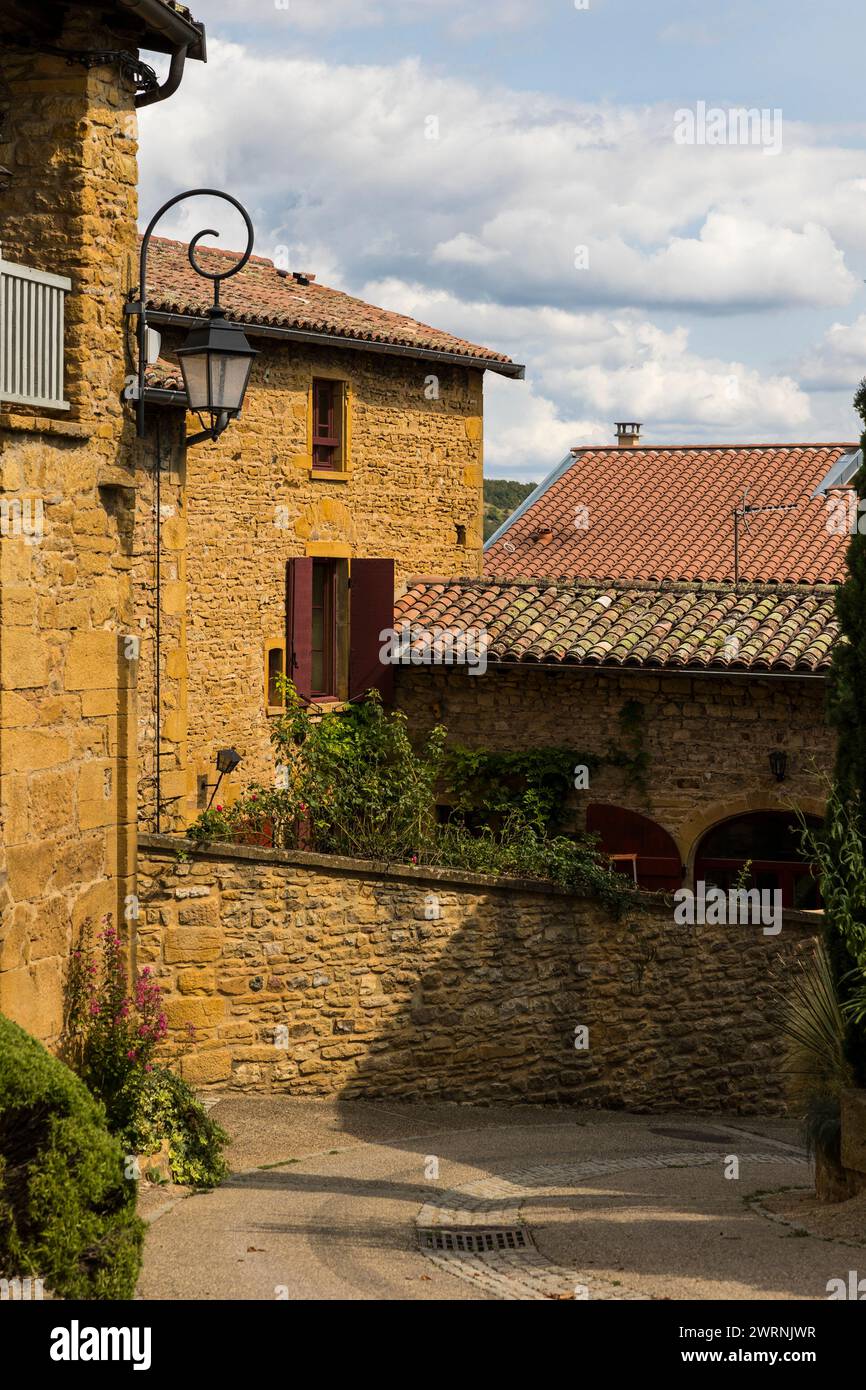Rue et maisons en pierres dorées typique de cette région du Beaujolais dans le médiéval d’Oingt Stock Photo