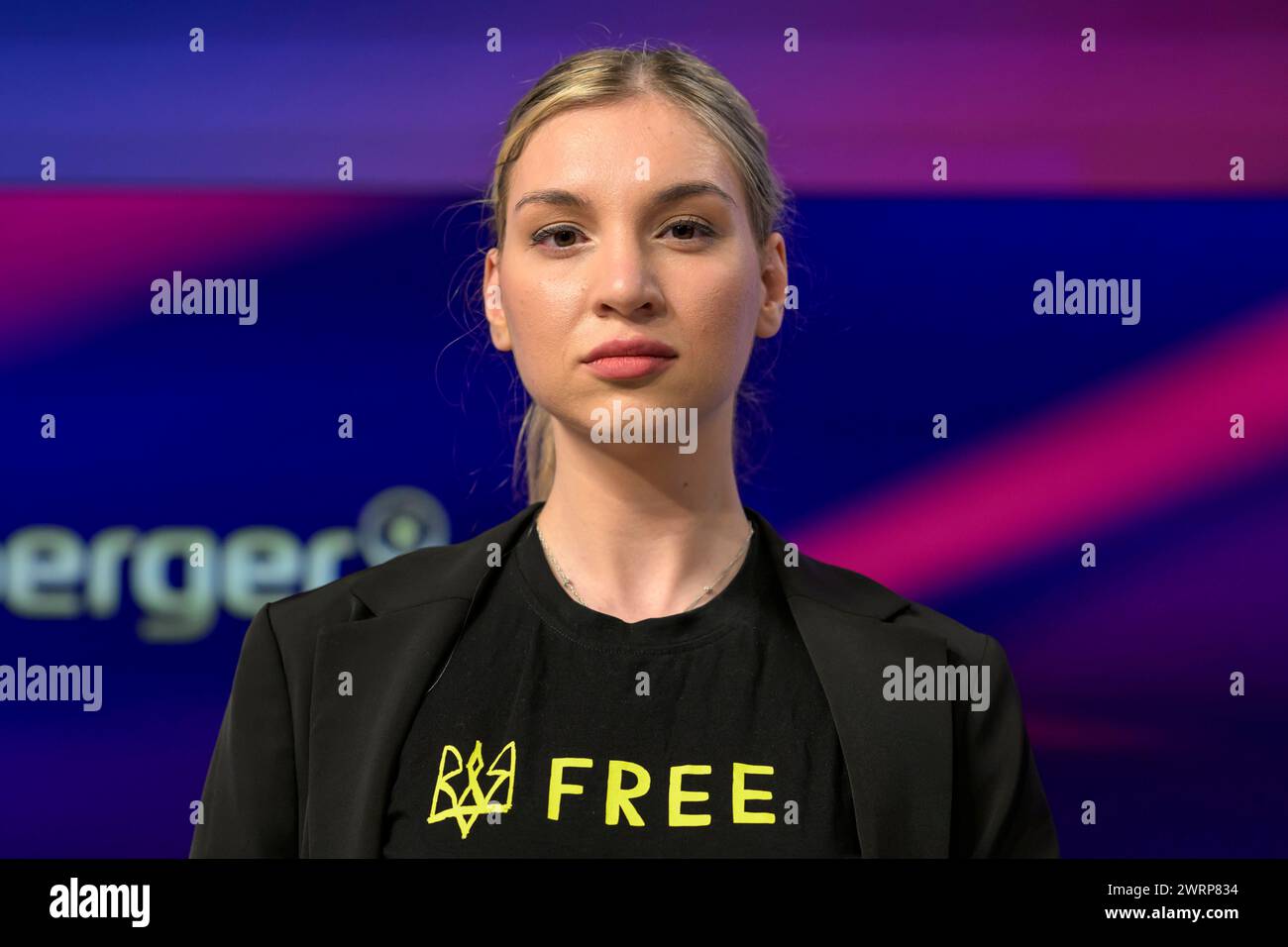 Anna Zaitseva Ueberlebende aus Mariupol, Aufdruck auf dem TShirt - free azovstal defenders, zu Gast bei - maischberger, Polittalk, TV, Format, mit Moderatorin - Sandra Maischberger, Das Erste, 13.03. 2024, *** Anna Zaitseva survivor from Mariupol , imprint on the T-shirt free azovstal defenders, as a guest on maischberger, Polittalk, TV, format, with presenter Sandra Maischberger, Das Erste, 13 03 2024, Copyright: HMBxMedia/UwexKoch Stock Photo