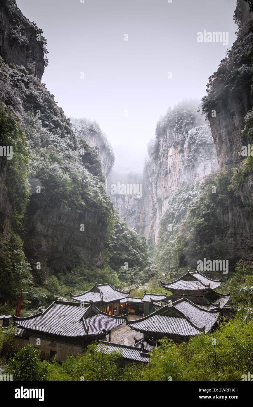 The Outpost Building Surrounding in the Three Natural Bridges (Tianlong