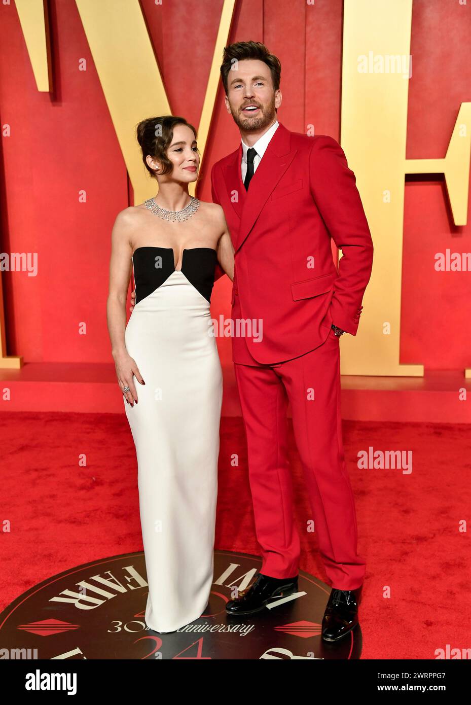 Chris Evans, right, and wife Alba Baptista arrive at the Vanity Fair(01)