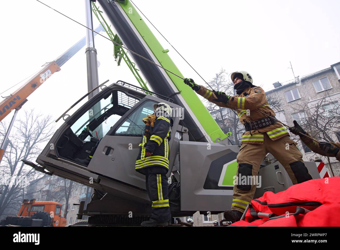 Non Exclusive: SUMY, UKRAINE - MARCH 13, 2023 - Rescuers use high-altitude equipment and special tools to searching for people under the rubble of a f Stock Photo