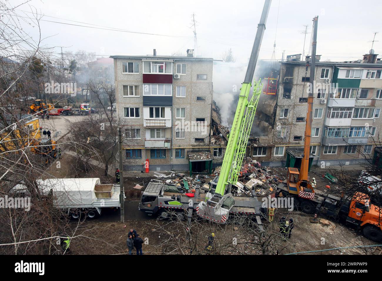 Non Exclusive: SUMY, UKRAINE - MARCH 13, 2023 - Rescuers use high-altitude equipment and special tools to searching for people under the rubble of a f Stock Photo