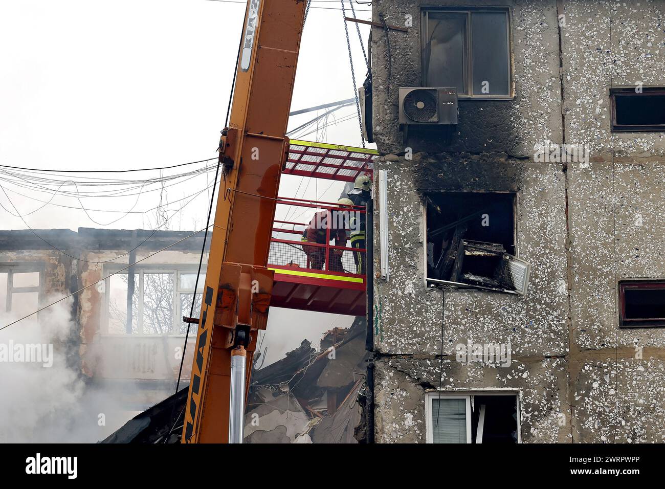 Non Exclusive: SUMY, UKRAINE - MARCH 13, 2023 - Rescuers use high-altitude equipment and special tools to searching for people under the rubble of a f Stock Photo