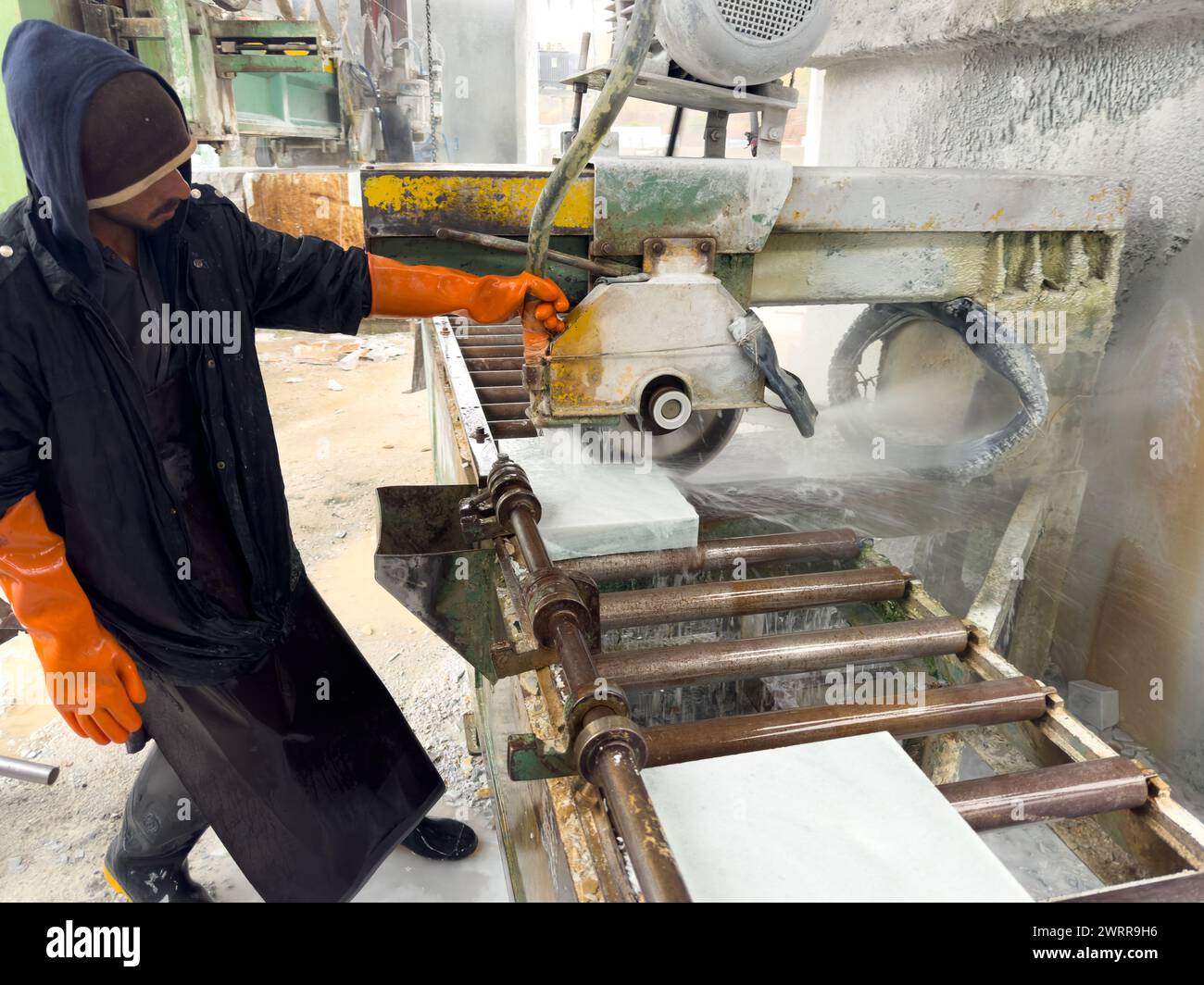 Worker cutting marble at marble factory in Pakistan Stock Photo - Alamy