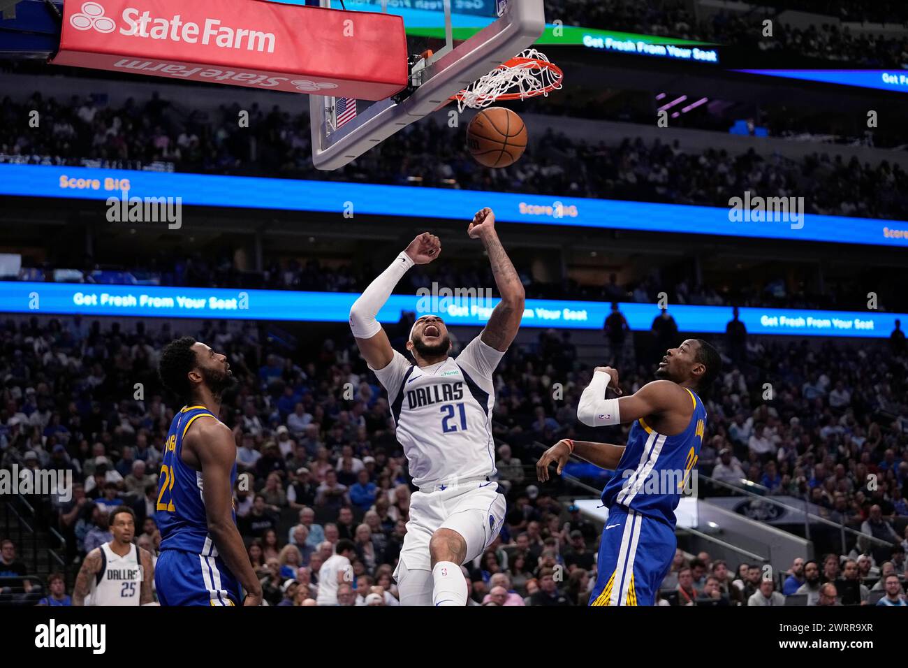 Dallas Mavericks' Daniel Gafford dunks between Golden State Warriors