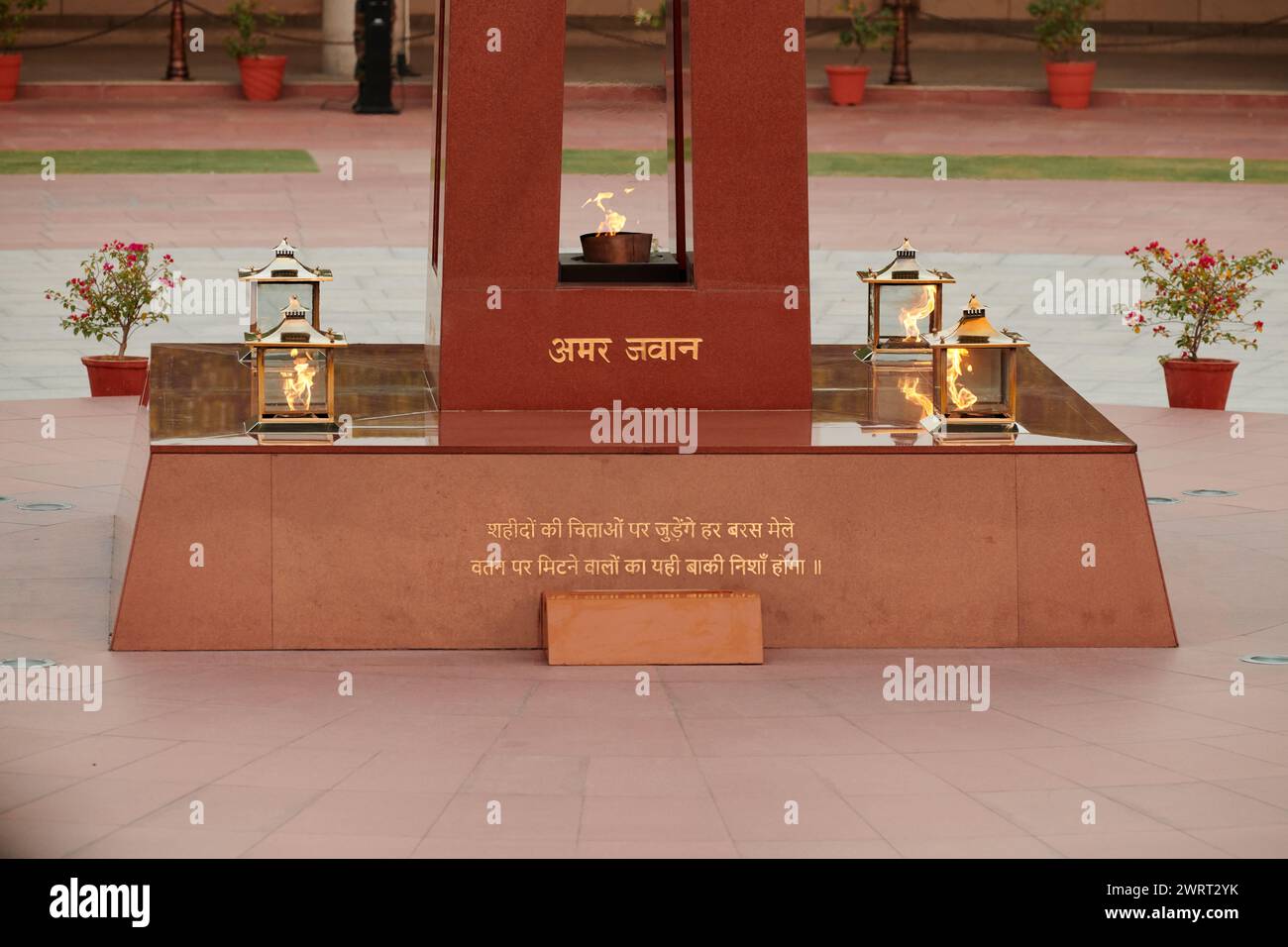 Amar Jawan Jyoti Indian National War Memorial in New Delhi located ...