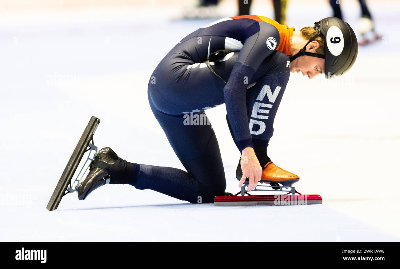 ROTTERDAM - Jens van 't Wout puts on his special skate during training ...