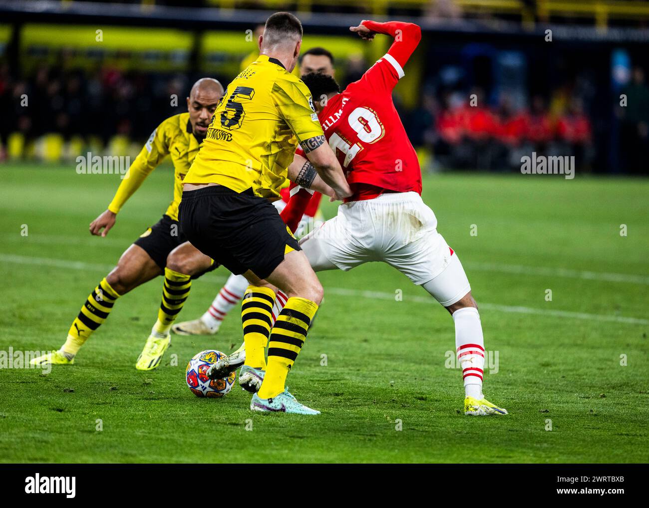 Signal-Iduna-Park, Dortmund, 13.03.2024: Niklas Süle (Dortmund) (L) gegen Malik Tillman (Eindhoven) beim Spiel der Championsleague Borussia Dortmund v Stock Photo