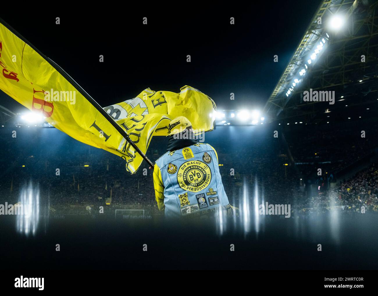 Signal-Iduna-Park, Dortmund, 13.03.2024: Dortmund Anhänger schwenkt eine Fahne vor dem Spiel der Championsleague Borussia Dortmund vs. PSV Eindhoven. Stock Photo
