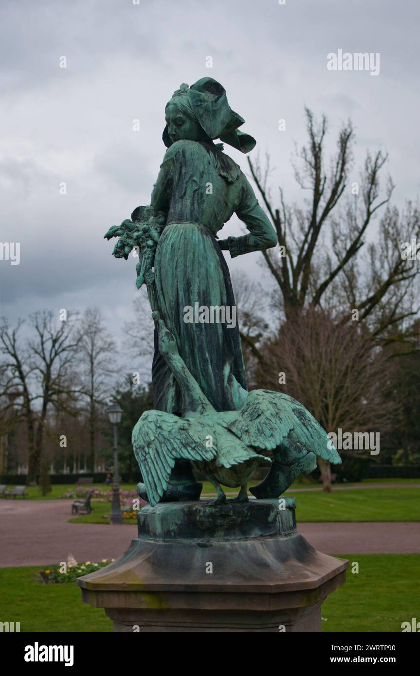 L'alsacienne statue du parc de l'orangerie à Strasbourg Stock Photo