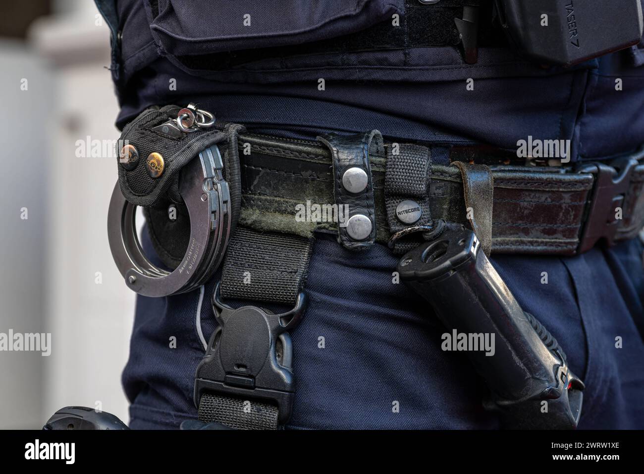 Polizeiliche Exekutive. Pfefferspray und Handschellen an der Hüfte eines Polizisten griffbereit hängend. Das Bild wurde anlässlich des Besuches des finnischen Präsidenten Sauli Niinistö zusammen mit Bundespräsident Hans Walter Steinmeier in Bonn aufgenommen. Bonn Nordrhein-Westfalen Deutschland *** Police executive pepper spray and handcuffs hanging on the hip of a policeman ready to hand The picture was taken on the occasion of the visit of the Finnish President Sauli Niinistö together with Federal President Hans Walter Steinmeier in Bonn Bonn North Rhine-Westphalia Germany Stock Photo