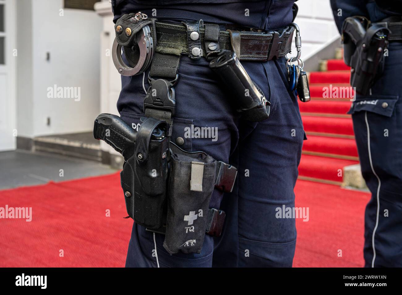 Polizeiliche Exekutive. Pistole im Halfter, Pfefferspray und Handschellen an der Hüfte eines Polizisten griffbereit hängend. Das Bild wurde anlässlich des Besuches des finnischen Präsidenten Sauli Niinistö zusammen mit Bundespräsident Hans Walter Steinmeier in Bonn aufgenommen. Bonn Nordrhein-Westfalen Deutschland *** Police executive pistol in holster, pepper spray and handcuffs hanging on the hip of a policeman ready to hand The picture was taken on the occasion of the visit of the Finnish President Sauli Niinistö together with Federal President Hans Walter Steinmeier in Bonn Bonn North Rhin Stock Photo