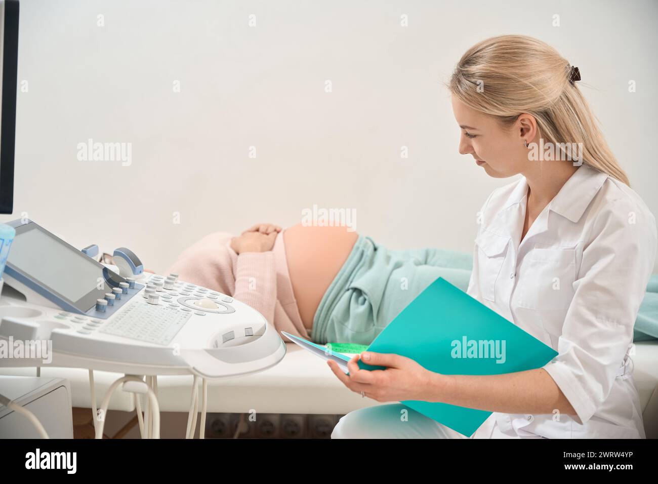 Ob gyn examining hi-res stock photography and images - Alamy