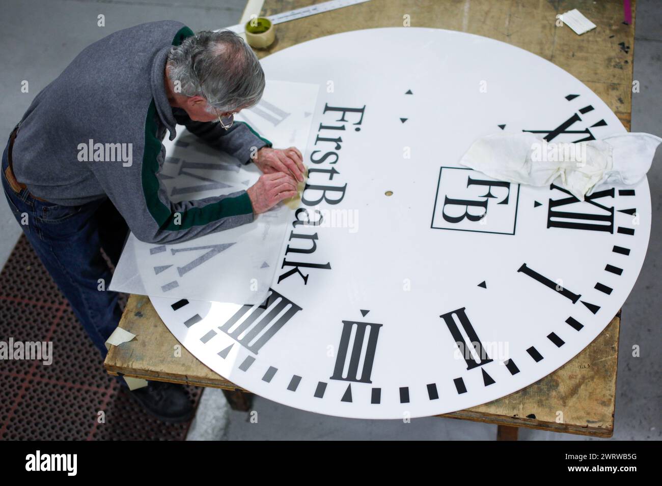 Large face hands clock time hires stock photography and images Alamy