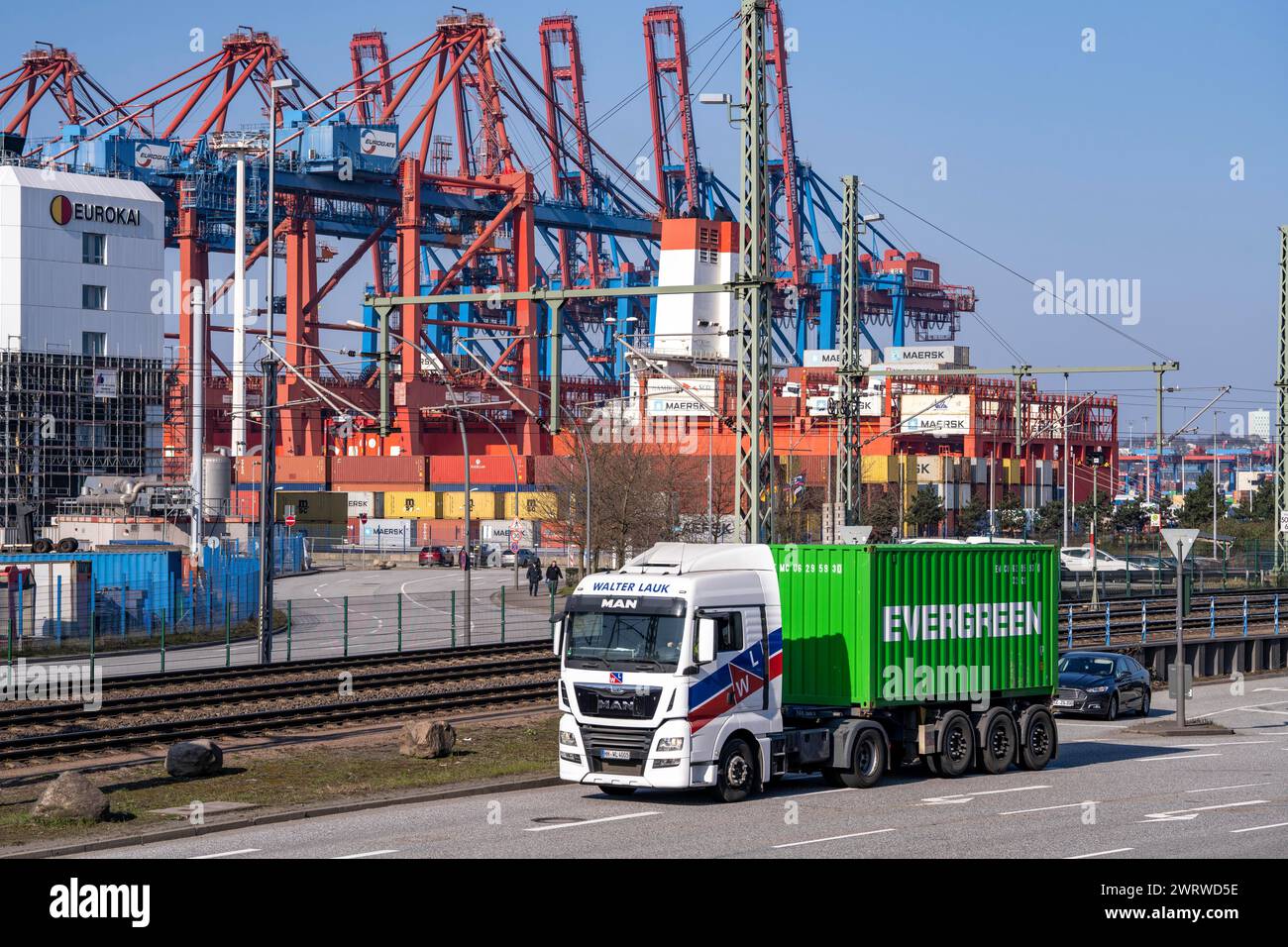 Port of Hamburg, Waltershofer Hafen, container ships, container trucks ...