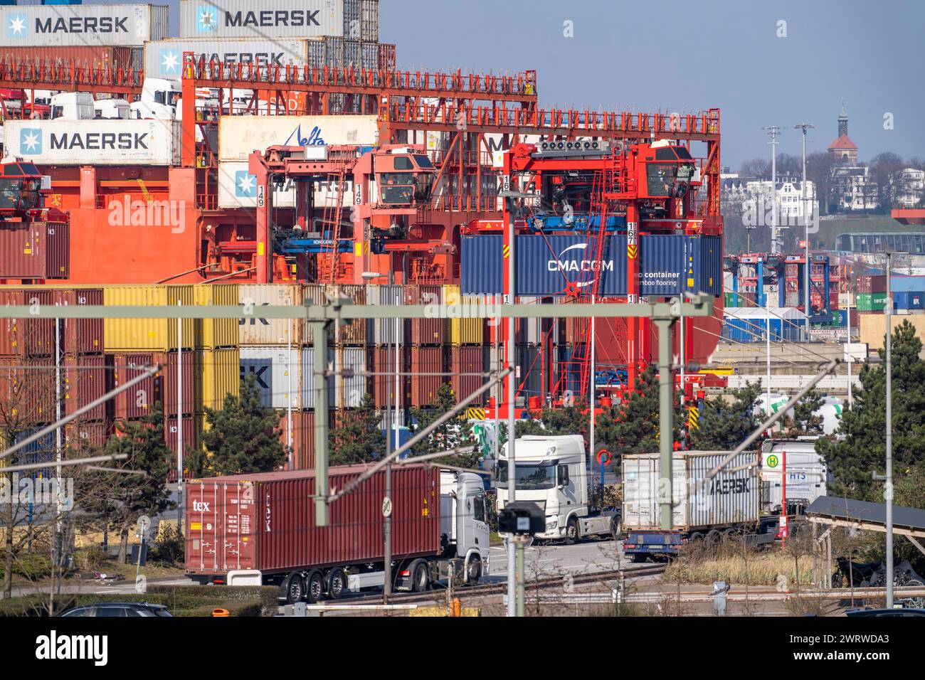 Port of Hamburg, Waltershofer Hafen, container ships, container trucks ...