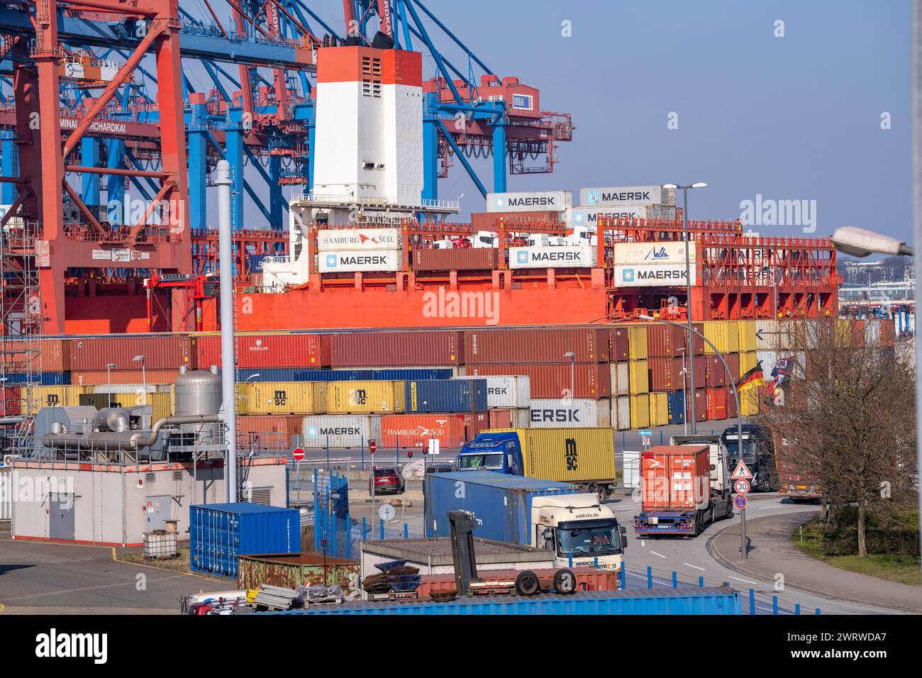 Port of Hamburg, Waltershofer Hafen, container ships, container trucks ...
