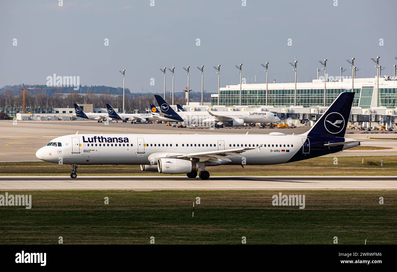 Ein Airbus A321-131 von Lufthansa startet von der Südbahn des Flughafen München. Immatrikulation D-AIRU. (München, Deutschland, 06.04.2023) Stock Photo
