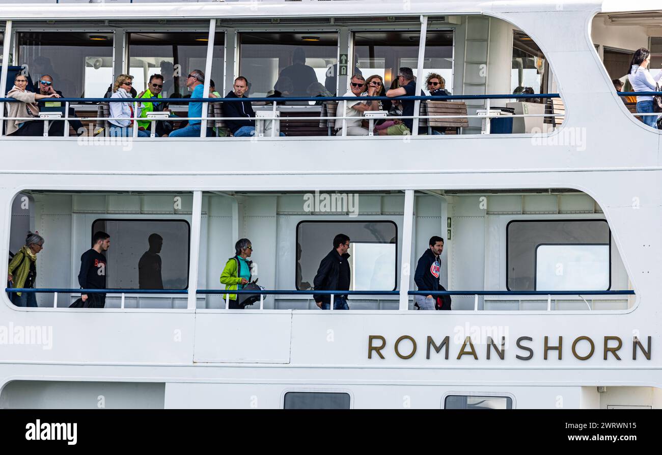 Die Autofähre Romanshorn kommt aus Friedrichshafen und steuert den Hafen Romanshorn an. (Romanshorn, Schweiz, 21.05.2023) Stock Photo