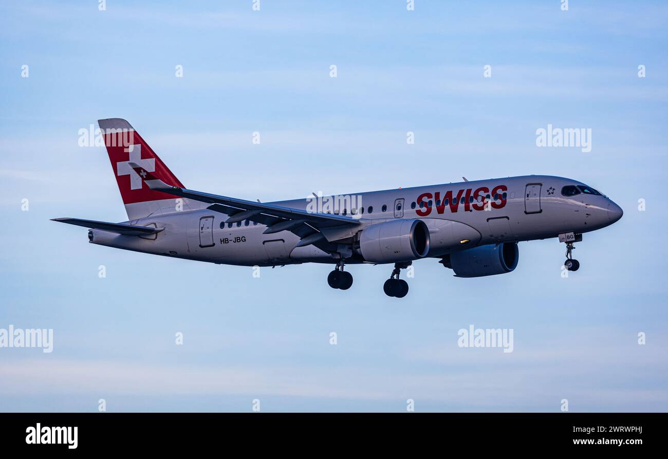 Ein Airbus A220-100 von Swiss International Airlines befindet sich im Landeanflug auf den Flughafen Zürich. Gestartet ist das Flugzeug in Genf. Regist Stock Photo