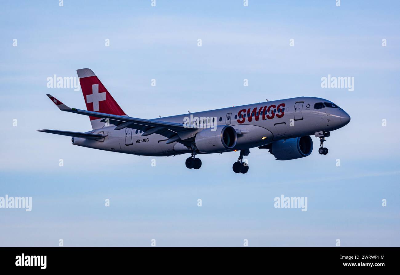 Ein Airbus A220-100 von Swiss International Airlines befindet sich im Landeanflug auf den Flughafen Zürich. Gestartet ist das Flugzeug in Genf. Regist Stock Photo