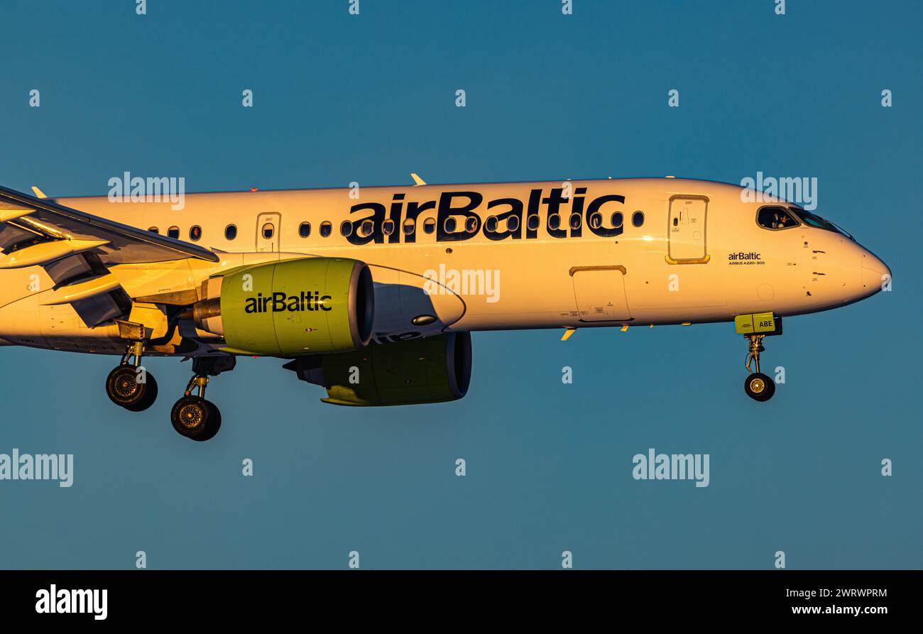Ein Airbus A320-371 von Air Baltic befindet sich im Landeanflug auf den Flughafen Zürich. Registration YL-ABE. (Zürich, Schweiz, 20.01.2024) Stock Photo