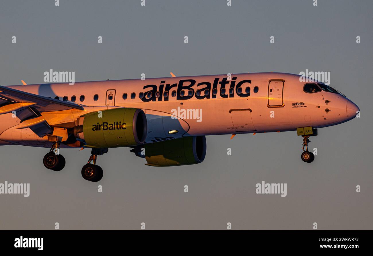 Ein Airbus A220-300 von Air Baltic befindet sich im Landeanflug auf den Flughafen Zürich. Registration YL-AAO. (Zürich, Schweiz, 20.01.2024) Stock Photo