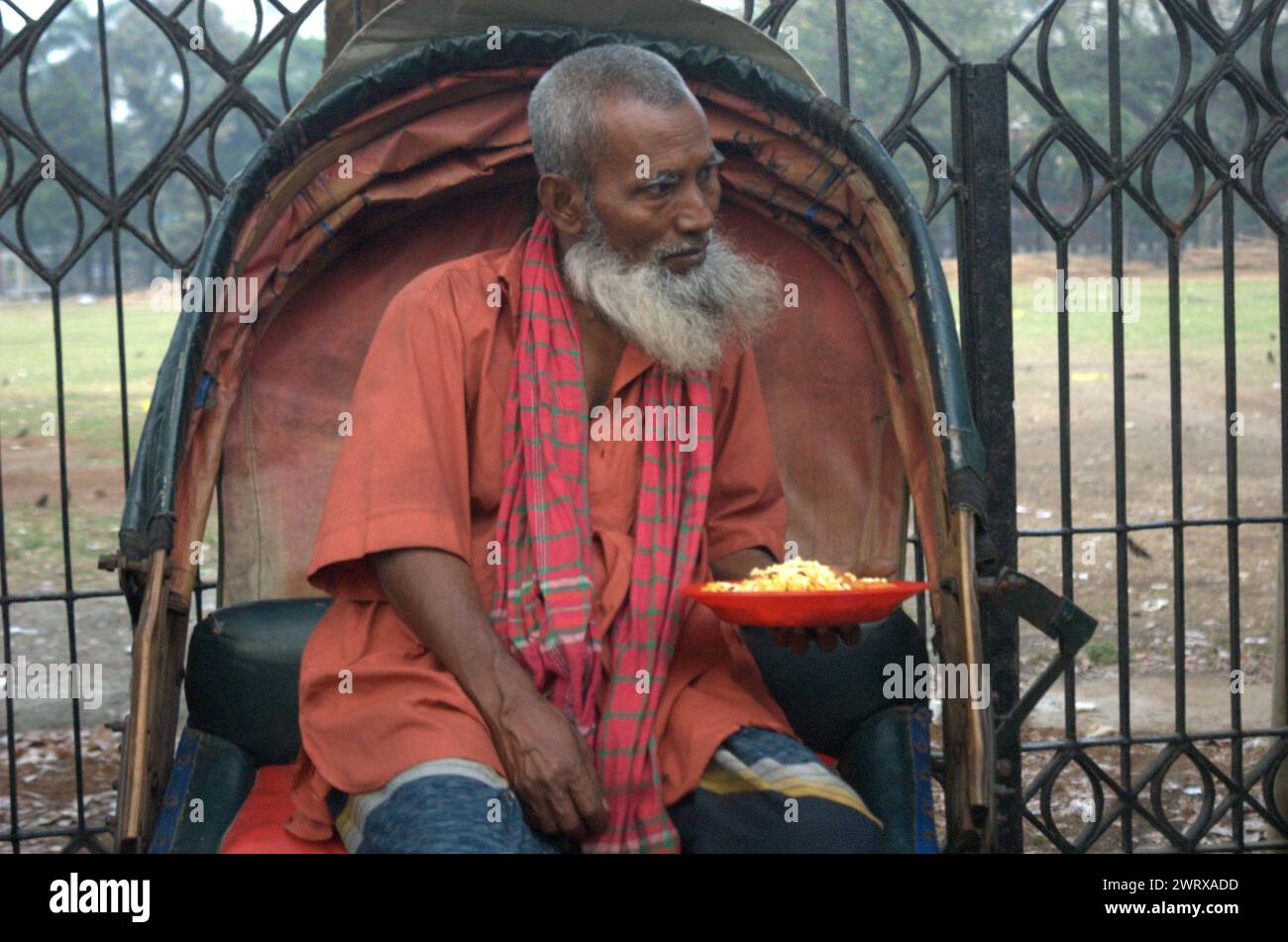 Hasan Reksha Dhaka, Bangladesh. 15th Mar, 2024. A rickshaw puller receives iftar ...