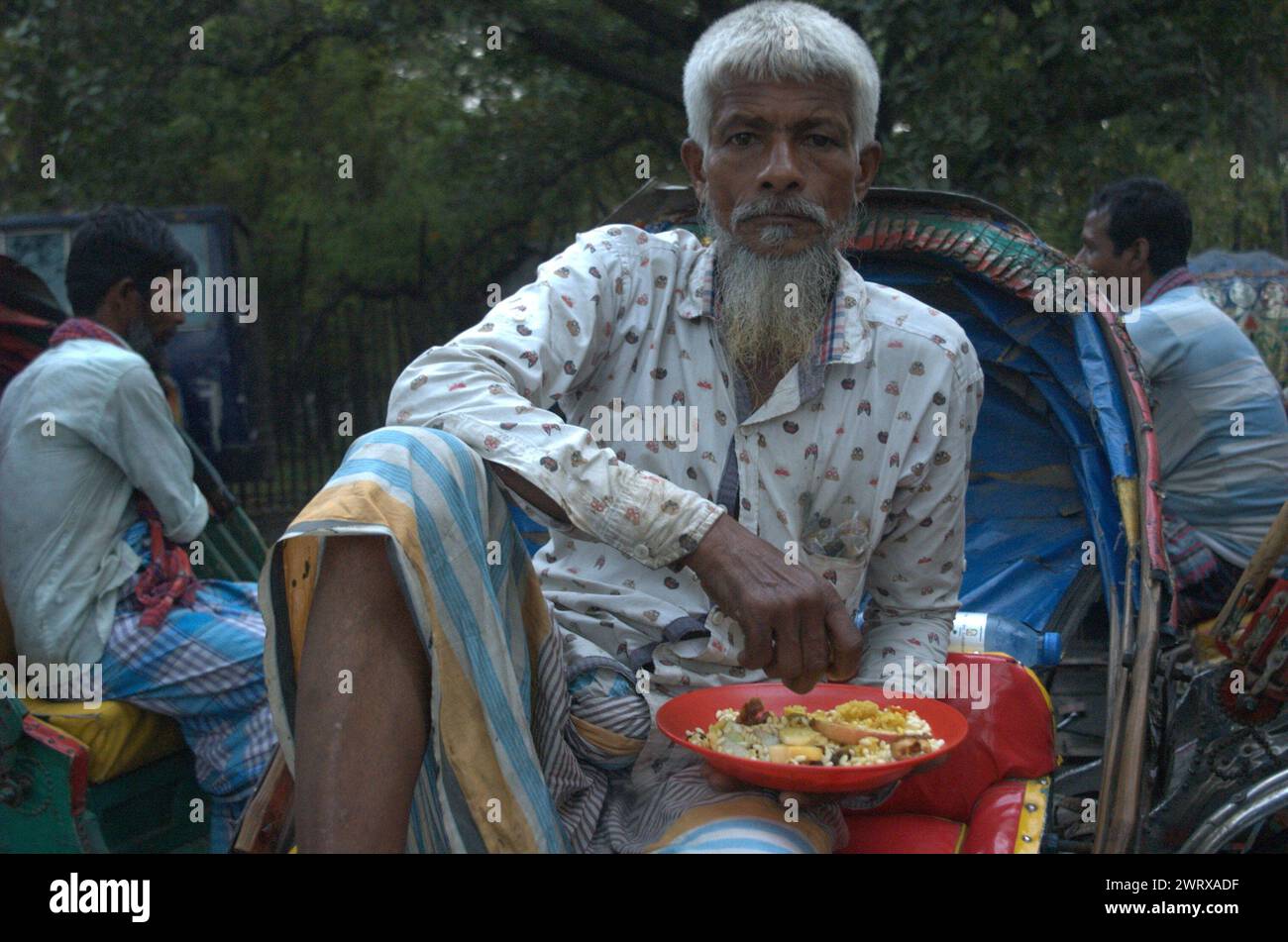 Hasan Reksha Dhaka, Bangladesh. 15th Mar, 2024. A rickshaw puller receives iftar ...