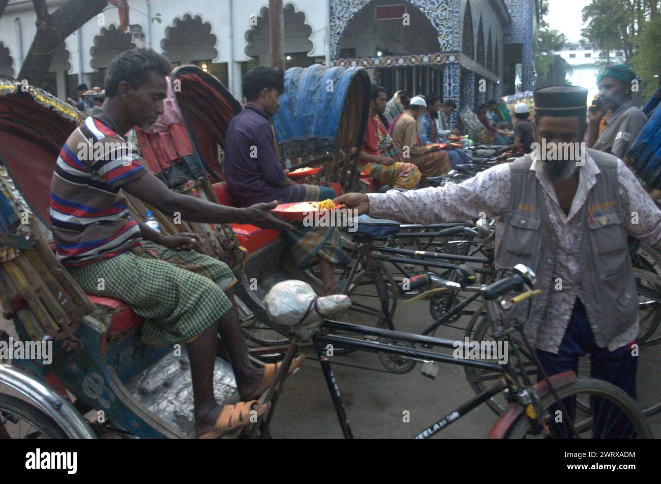 Hasan Reksha Dhaka, Bangladesh. 15th Mar, 2024. A rickshaw puller receives iftar ...