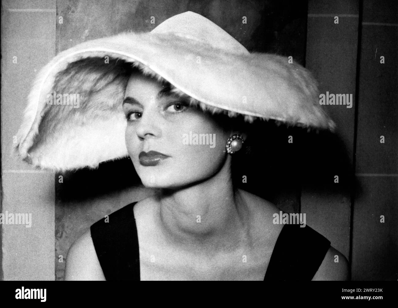 January 4,1956: Paris, France: New hats for winter. Under the theme Un Chapeau a claque heir (A hat for every house). Paris, France most famous fashion designers disclosed yesterday in a collective and anonymous show their latest secrets in hats for 1956. (Credit Image: © Keystone Press Agency/ZUMA Press Wire). EDITORIAL USAGE ONLY! Not for Commercial USAGE! Stock Photo