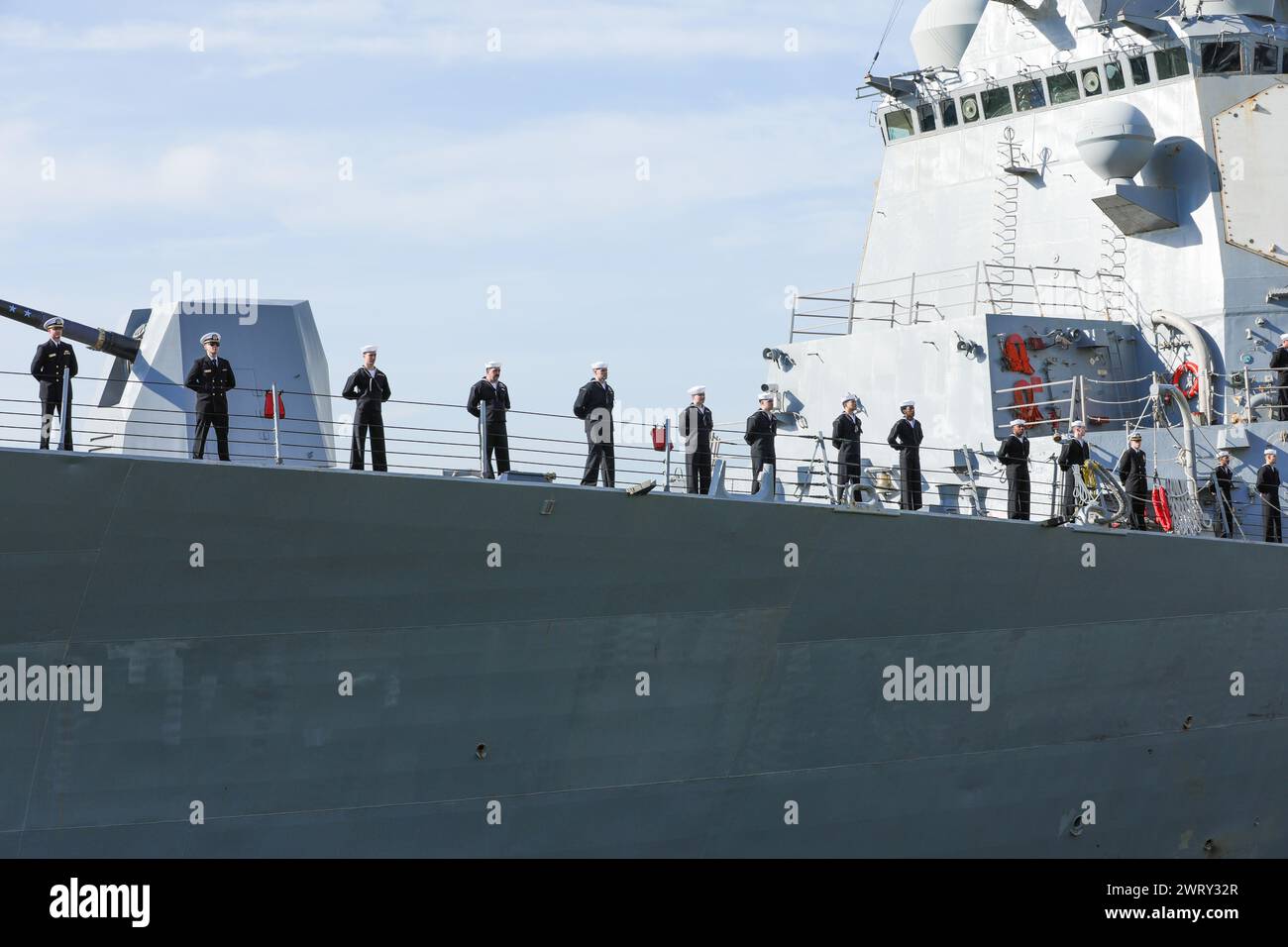 240314-N-ZV473-1027 BOSTON (Mar. 14, 2020) USS Truxtun (DDG 103) Sailors man the rails as the ship arrives in Boston, Mar. 14, 2024, to attend the city's famous Evacuation Day and St. Patrick's Day celebrations. USS Truxtun is one of over 70 ships that make up Commander, Naval Surface Force Atlantic's fleet. COMNAVSURFLANT mans, trains and equips assigned surface forces and shore activities, ensuring a capable force for conducting prompt and sustained operations in support of United States national interests. (US Navy photo by Mass Communication Specialist 1st Class Emily Casavant) Stock Photo