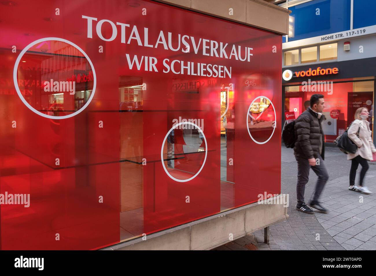 Ein Schaufenster eines Ladens in der Kšlner Hohe Stra§e mit Schild ãWir schliessenÒ | A shop window with a sign 'We are closing' Stock Photo
