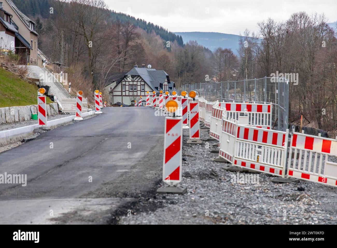 240315Bauarbeiten News ID: EN 2024-03-15 Winterpause vorüber Baustellen im Erzgebirgskreis werden fortgeführt Sehmatal-Cranzahl. Die Winterpausen bei den Baustellen im Erzgebirgskreis neigen sich dem Ende zu. Für Autofahrer bedeutet das, wieder Umleitungen und gesperrte Straßen. So auch auf der S266 zwischen den Sehmataler Ortsteilen Cranzahl und Neudorf. Über den Winter war hier die Straße provisorisch befahrbar gemacht worden. Per Ampelregelung konnte man die Baustelle passieren. Seit dieser Woche ist die Straße wieder gesperrt. Verkehrsteilnehmer müssen nun wieder eine weite Umleitung über Stock Photo