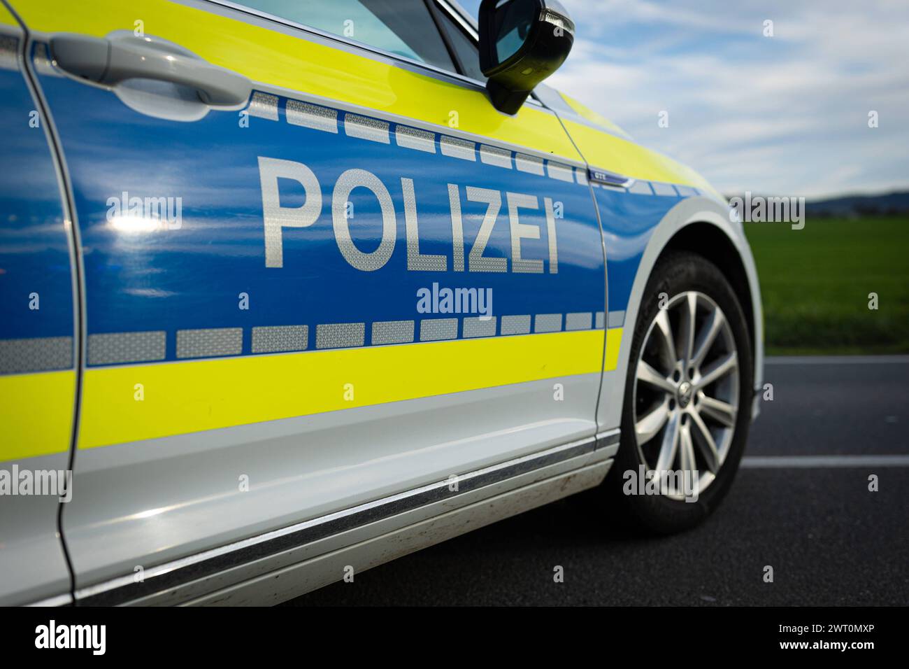 Melle, Deutschland 14. März 2024: Ein Einsatzfahrzeug, Streifenwagen, der Polizei steht mit Schriftzug als Straßensperre bei einem Unfall, Verkehrsunfall auf einer Landstraße. Landkreis Osnabrück Niedersachsen *** Melle, Germany March 14, 2024 An emergency vehicle, patrol car, of the police stands with lettering as a roadblock at an accident, traffic accident on a country road district Osnabrück Lower Saxony Copyright: xFotostandx/xGelhotx Stock Photo