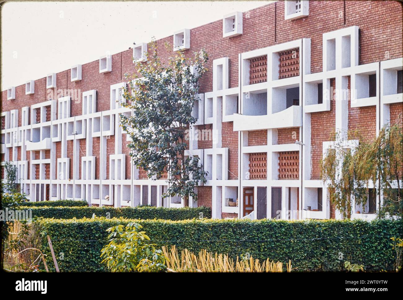 india-chand-garh-apartment-buildings-by-pierre-jeanneret-unpublished