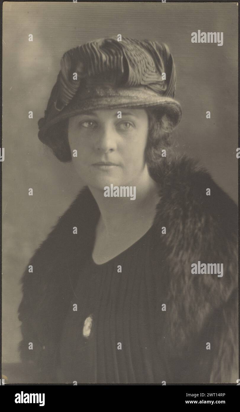 Black cameo frame hi-res stock photography and images - Alamy