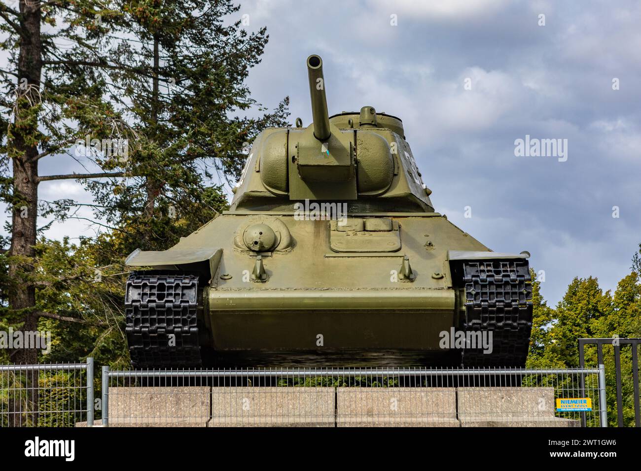 September 2022 - Soviet War Memorial Tiergarten with tanks and howitzers commemorating soldiers killed in the Battle of Berlin. Berlin, capital of Ger Stock Photo