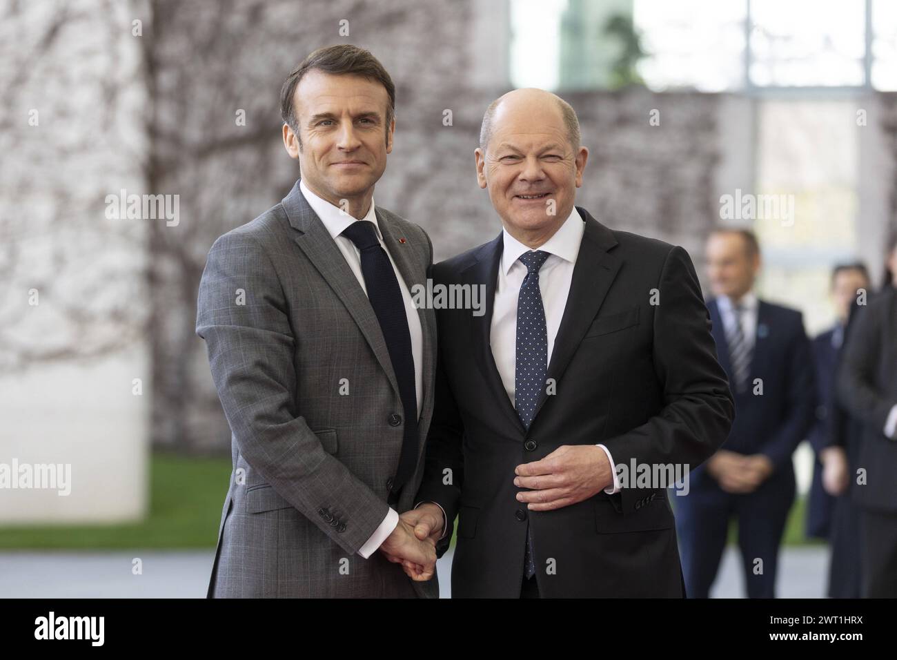 Bundeskanzler Olaf Scholz SPD begruesst Emmanuel Macron, Praesident von ...