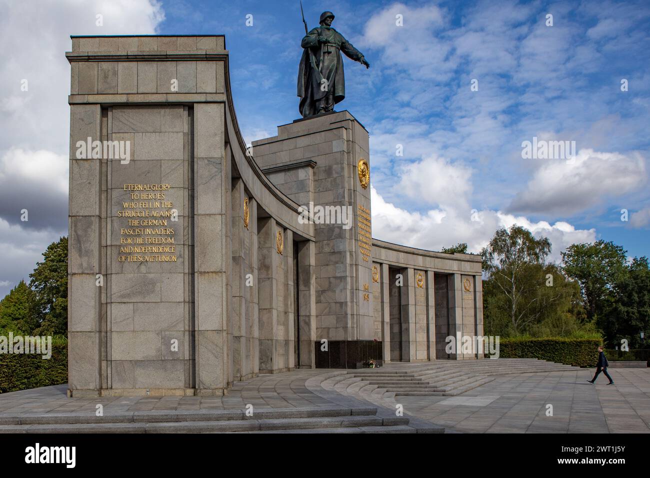 September 2022 - Soviet War Memorial Tiergarten with tanks and howitzers commemorating soldiers killed in the Battle of Berlin. Berlin, capital of Ger Stock Photo