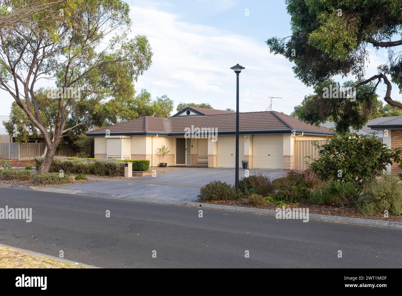 Residential bungalow hires stock photography and images Alamy